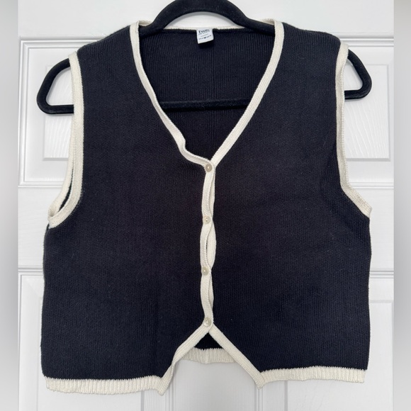 Contrasting edging buttoned Vest Black and White Sleeveless Button-Up - Picture 3 of 5